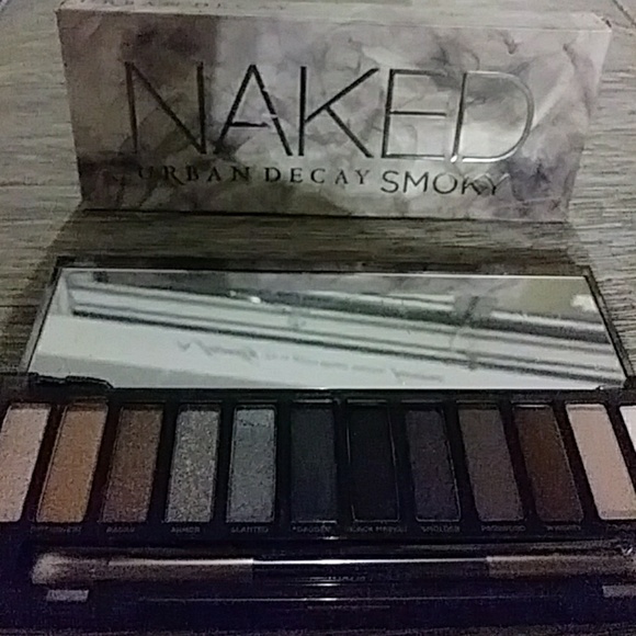 Urban Decay Other - Naked decay Smokey pallete !